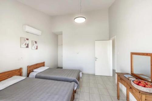 Villa Coral Bee - walking distance to Coral Bay Beach - image 4