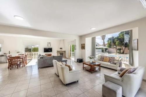 Villa Coral Bee - walking distance to Coral Bay Beach - image 2