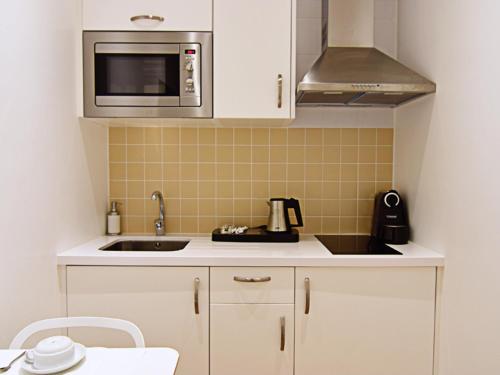 Studio Apartment with Side View image 5