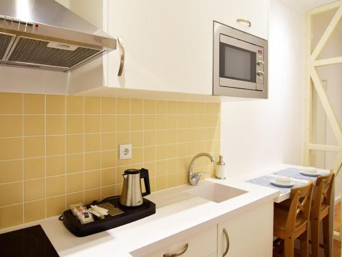 Studio Apartment with Side View image 3