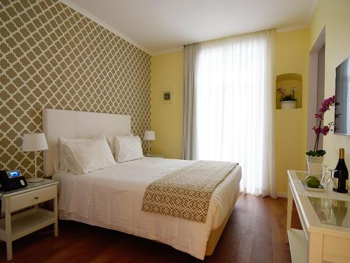 Studio Apartment with Side View image 9
