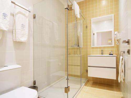Studio Apartment with Side View image 6