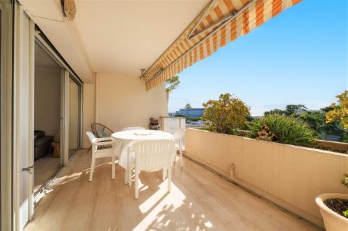 Sisäänkäynti, Le Nid Paisible Antibes vue sur mer - Welkeys in La Pagane