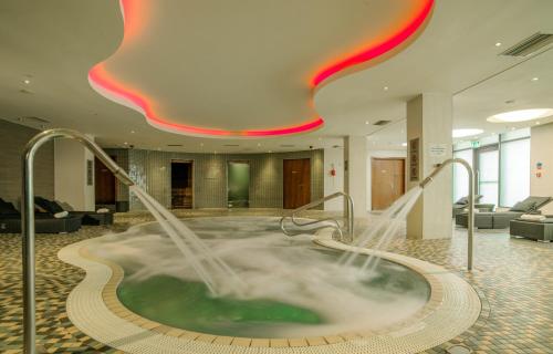 Swimming pool, Hilton London Heathrow Airport Terminal 5 in Windsor