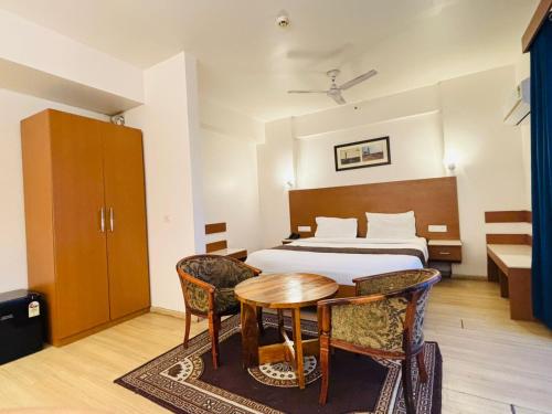 Golden Pent House - image 4