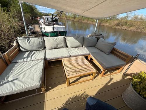 Unique 2 Bed Waterside Retreat Pet Friendly in Upton upon Severn