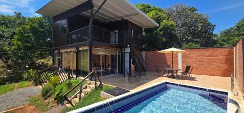 Cabaña con piscina y vista al lago