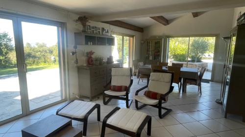 Villa mediterraneenne avec piscine et jardin in Le Bonfin