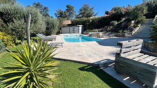 Villa mediterraneenne avec piscine et jardin in Le Bonfin