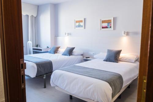 2 twin beds