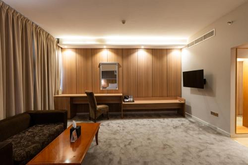 Luxe Grand Hotel - image 6