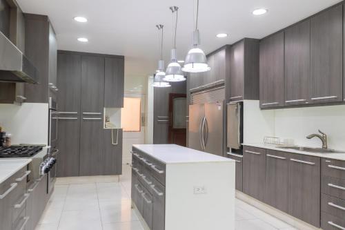 Beautiful House in Panama w/ King Beds + Pool in بونتا بايتيلا
