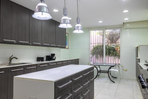 مطبخ, Beautiful House in Panama w/ King Beds + Pool in بونتا بايتيلا