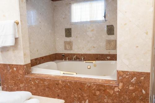 حمام, Beautiful House in Panama w/ King Beds + Pool in بونتا بايتيلا