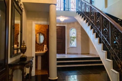 مدخل, Beautiful House in Panama w/ King Beds + Pool in بونتا بايتيلا