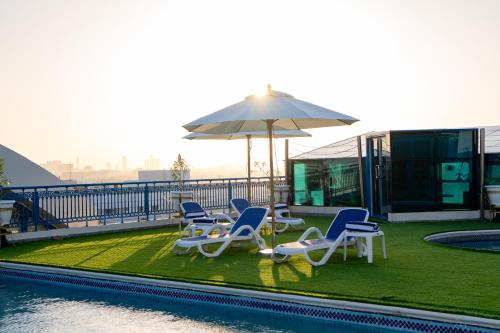 Luxe Grand Hotel - Swimming pool