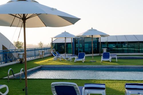 Luxe Grand Hotel - Swimming pool
