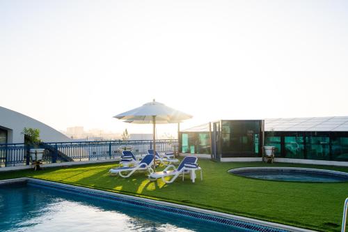 Luxe Grand Hotel - Swimming pool