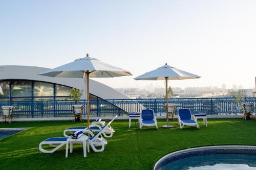 Luxe Grand Hotel - Swimming pool