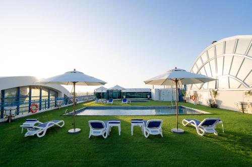 Luxe Grand Hotel - Swimming pool