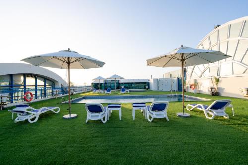 Luxe Grand Hotel - Swimming pool