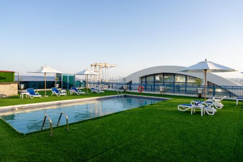 Luxe Grand Hotel - Swimming pool