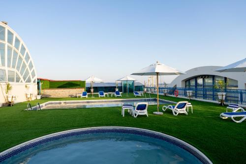 Luxe Grand Hotel - Swimming pool