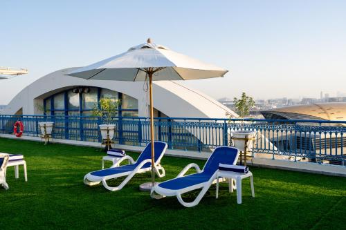 Luxe Grand Hotel - Swimming pool