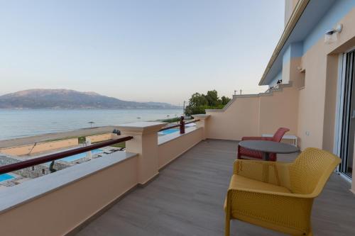 Skats, Seafront Villa Ciel with Private Pool in Nafpaktos in Antirio