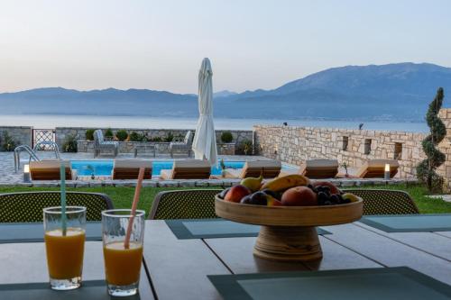 Peldbaseins, Seafront Villa Ciel with Private Pool in Nafpaktos in Antirio