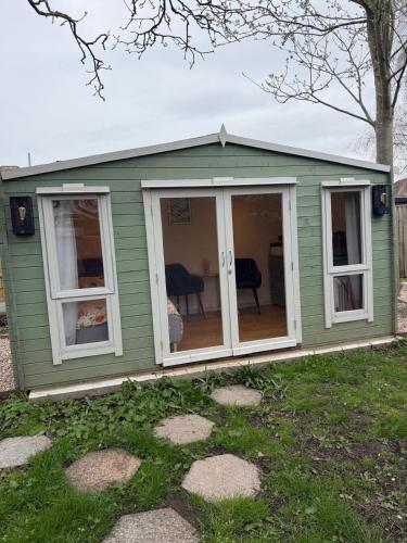 外部景觀, Tiny home OR Chalet - with toilet & shower room in separate outbuilding in 蓋德靈