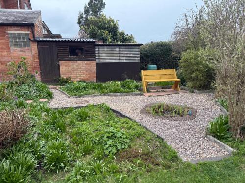 花園, Tiny home OR Chalet - with toilet & shower room in separate outbuilding in 蓋德靈