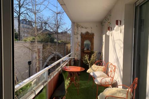 Spacious apartment with sunny terrace - image 2