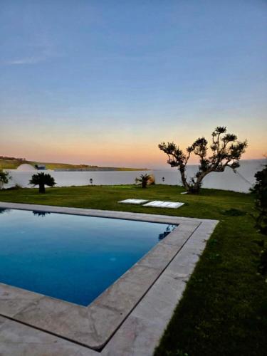 ViLLA DE MAITRE STYLE ARABE 4 SUITES PISCINE GRAND JARDIN in Ezzahra (Bin `Arus)