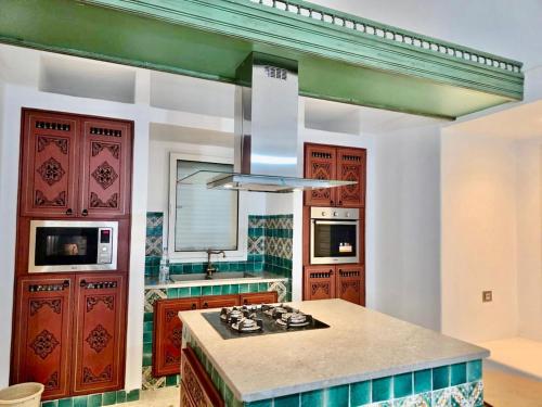 ViLLA DE MAITRE STYLE ARABE 4 SUITES PISCINE GRAND JARDIN in Ezzahra (Bin `Arus)