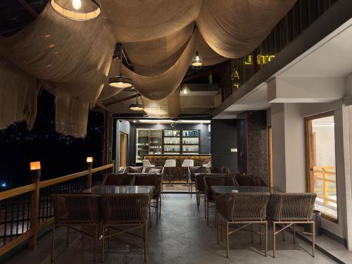 Restorāns, Reviera Retreat by SKS Holidays in Kulu