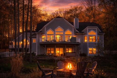 Large home on the Lake, Hot tub, Families, Groups