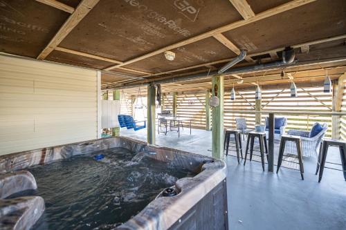 Modern 3rd Row Cottage Hot Tub and Pet Friendly in Kitty Hawk (NC)
