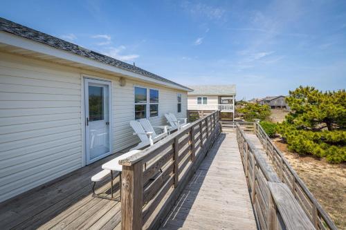 Modern 3rd Row Cottage Hot Tub and Pet Friendly in Kitty Hawk (NC)