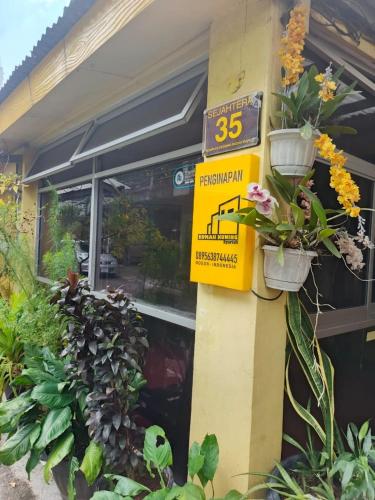 Udvendig, Lejlighed i Ciadeg på  m². Soveværelser: 1. Private badeværelser: 1. (Penginapan Rumah Kuning Syariah) in Bogor