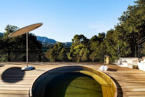 Hillside Hideaway with Deck and Spa in Topanga Canyon – khách sạn tại Malibu