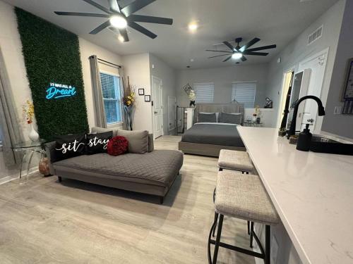 Downtown Orlando Modern Zen Studio Private Hot Tub - image 5