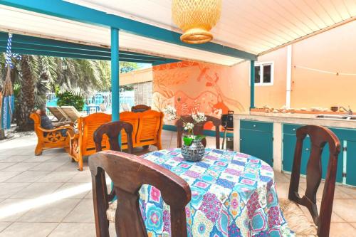 Fasiliti, Beachfront Romantic One-Bedroom Villa in Savaneta