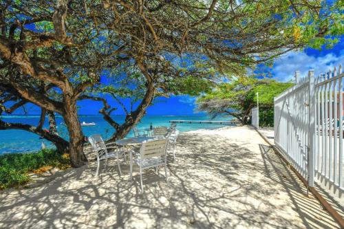 pantai, Beachfront Romantic One-Bedroom Villa in Savaneta