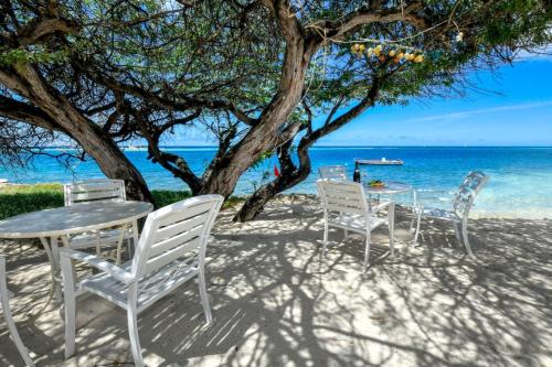 pantai, Beachfront Romantic One-Bedroom Villa in Savaneta