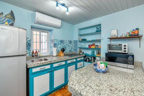 dapur, Beachfront Romantic One-Bedroom Villa in Savaneta
