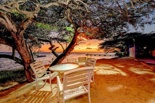 Изглед, NEW RENOVATION - Beachside One-Bedroom Suite in Саванета