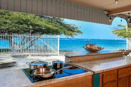 кухня, NEW Listing Beachfront Suite and Spacious Patio in Саванета