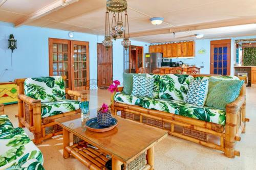Удобства, NEW Listing Beachfront Suite and Spacious Patio in Саванета
