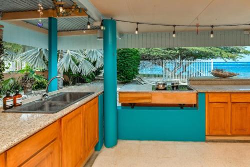 кухня, NEW Listing Beachfront Suite and Spacious Patio in Саванета
